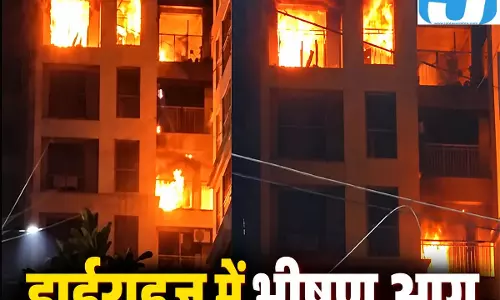 इम्पीरियल हाइट्स में देर रात आग से अफरा-तफरी, बचाव दल ने 15 लोगों को सुरक्षित निकाला