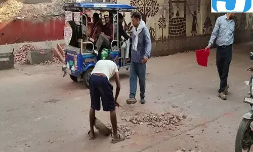 भूतेश्वर अंडरपास पर अचानक गिट्टियों की ‘बरसात’, बड़ा हादसा टला, आधे घंटे लगा जाम भूतेश्वर अंडरपास पर अचानक गिट्टियों की ‘बरसात’, बड़ा हादसा टला, आधे घंटे लगा जाम