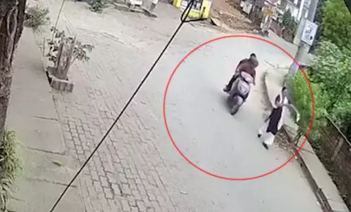 बदमाशों ने महिला के बैग पर मारा झपट्टा, फिर सड़क पर घसीटते हुए भागे, LIVE वीडियो बदमाशों ने महिला के बैग पर मारा झपट्टा, फिर सड़क पर घसीटते हुए भागे, LIVE वीडियो