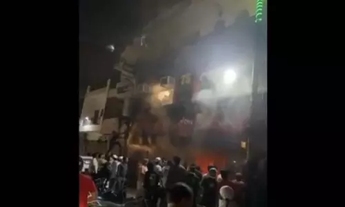 रात को रेस्टोरेंट में लगी आग, खिड़की से कूदते लोगों का VIDEO वायरल