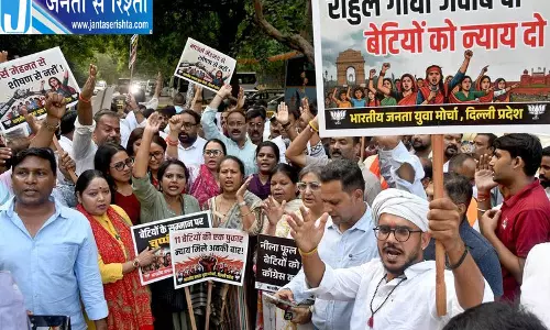BJP महिला मोर्चा ने कांग्रेस कार्यकर्ताओं पर कार्रवाई की मांग उठाई BJP महिला मोर्चा ने कांग्रेस कार्यकर्ताओं पर कार्रवाई की मांग उठाई