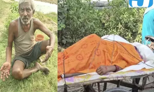 गरीबी ने छीना दाह संस्कार का सहारा, पत्नी का शव ठेले पर ले जाकर दफनाने को मजबूर बुजुर्ग