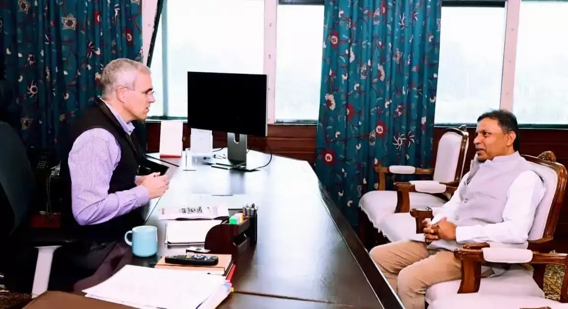 डॉ. भारत भूषण ने सीएम उमर अब्दुल्ला के साथ विकास मुद्दों पर की बातचीत डॉ. भारत भूषण ने सीएम उमर अब्दुल्ला के साथ विकास मुद्दों पर की बातचीत