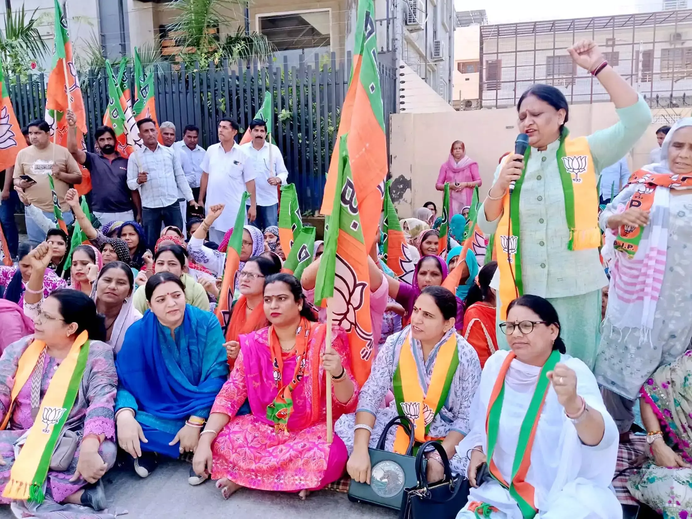 भाजपा का विरोध प्रदर्शन, कांग्रेस कार्यालय के सामने दिया धरना भाजपा का विरोध प्रदर्शन, कांग्रेस कार्यालय के सामने दिया धरना
