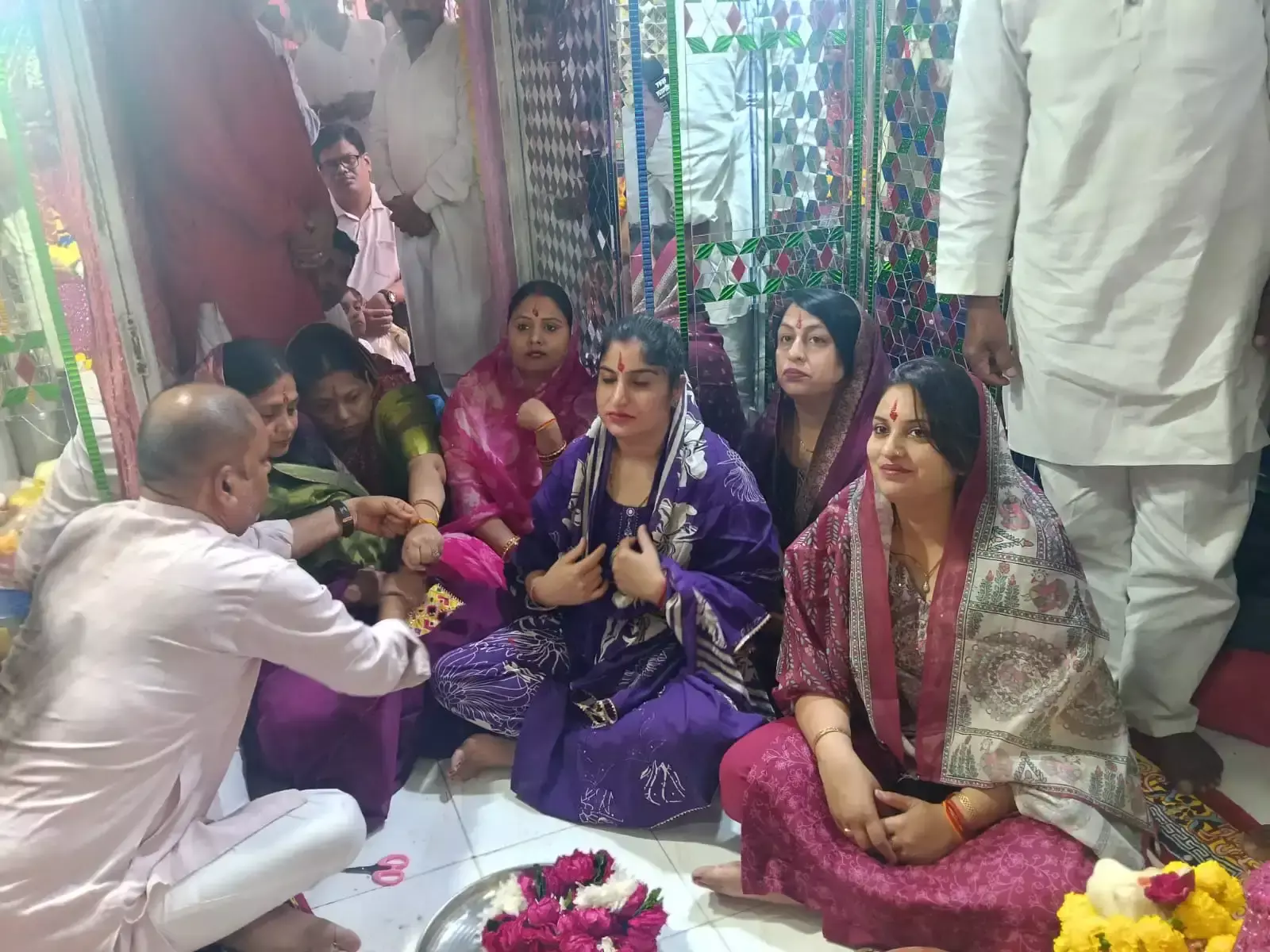 अलवर मेयर ने करणी माता मंदिर पहुंचकर श्रद्धालुओं से की अपील