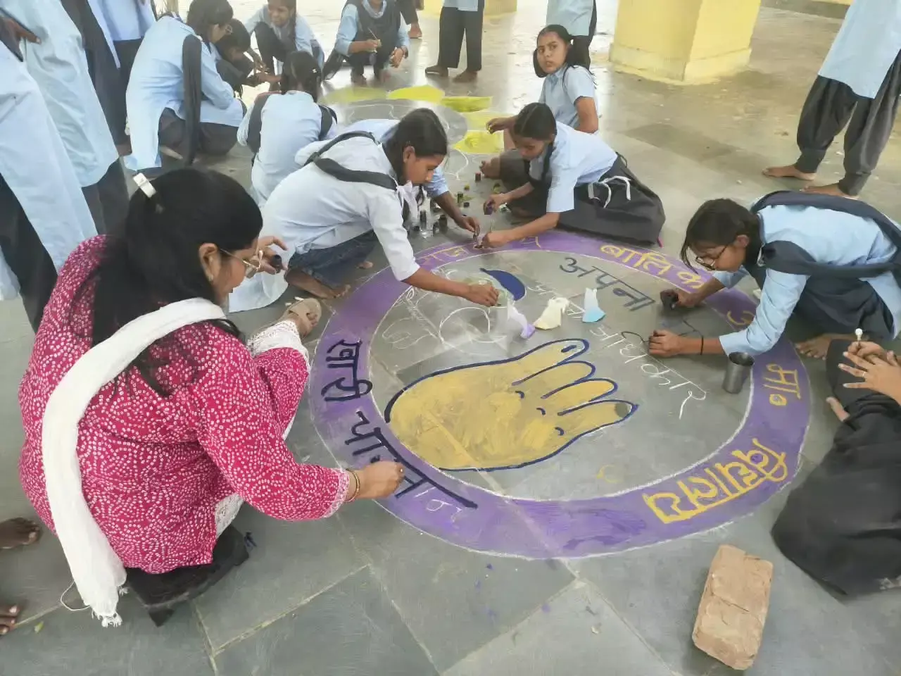 रंगोली बनाकर छात्राओं ने लोगों को मतदान के लिए किया प्रेरित