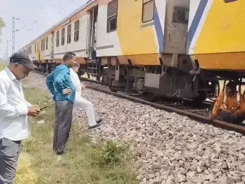 खेरली के नजदीक मेमू ट्रेन की दूसरी बोगी पटरी से उतरी
