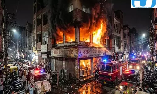 रेस्तरां की रसोई में लगी आग, जाफराबाद में जान बचाने के लिए खिड़कियों से कूदे लोग