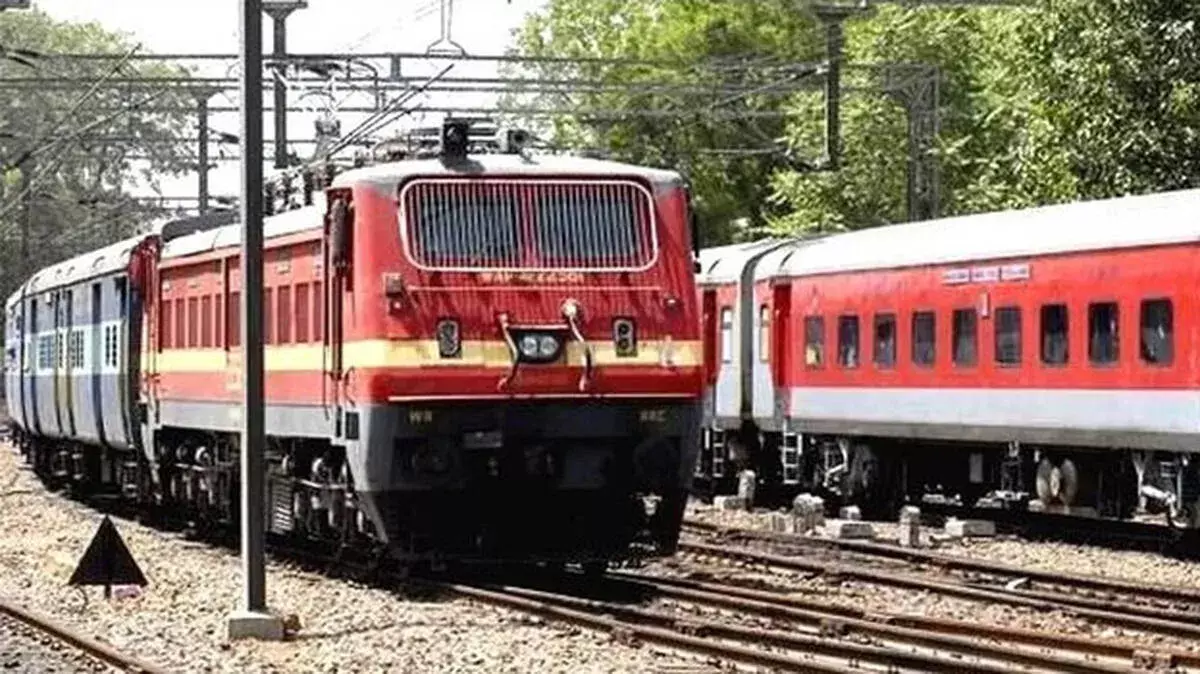 ओचिरा-कायमकुलम में पावर लाइन खराब, कई ट्रेनें लेट