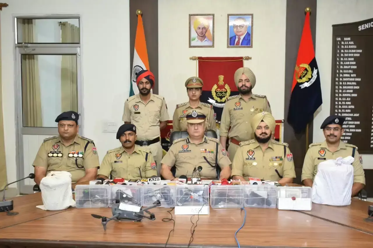 अमृतसर में 6 पिस्तौल समेत नशे की खेप बरामद, 10 आरोपी पकड़े