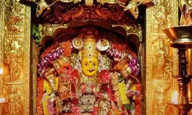 Andhra: कनक दुर्गा मंदिर महाचंडी अलंकारम में दशहरा का चौथा दिन मनाता है