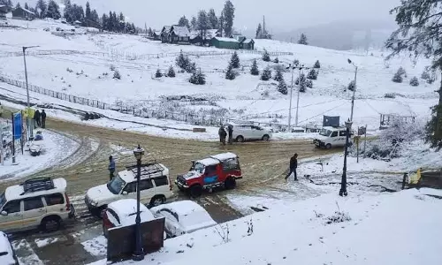 कश्मीर के पहाड़ बर्फ से ढके, मैदानी इलाकों में तेज बारिश