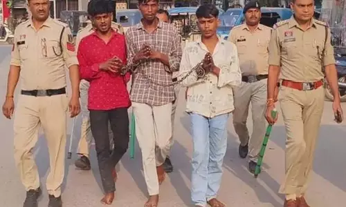 गणेश विसर्जन के दौरान किया था बवाल, तलवार लहराने वाले 3 आरोपी गिरफ्तार गणेश विसर्जन के दौरान किया था बवाल, तलवार लहराने वाले 3 आरोपी गिरफ्तार