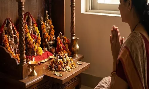 घर के मंदिर में सूखे फूल रखना शुभ या अशुभ , जानिए घर के मंदिर में सूखे फूल रखना शुभ या अशुभ , जानिए