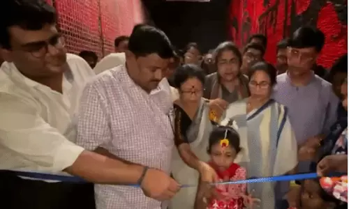 ममता बनर्जी पर चाकू से हमले की कोशिश, दुर्गा पंडाल जाते समय महिला ने किया हंगामा ममता बनर्जी पर चाकू से हमले की कोशिश, दुर्गा पंडाल जाते समय महिला ने किया हंगामा