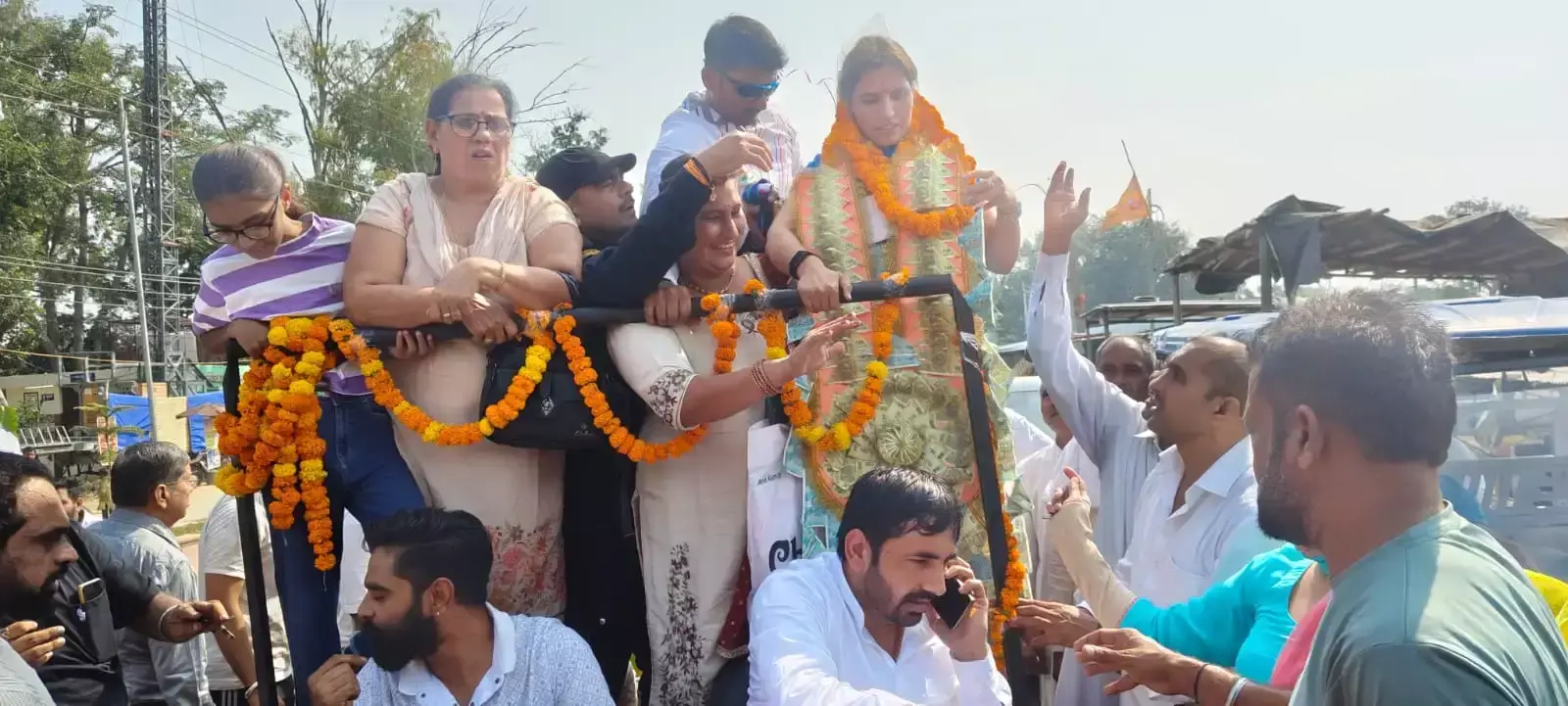 नीरू ढांडा के स्वागत में जुटे लोग, फूलों से किया सम्मान
