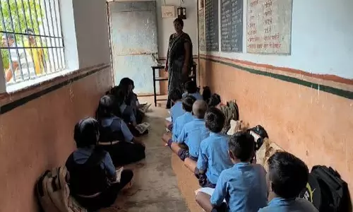 जर्जर स्कूल भवनों में पढ़ाई, छात्रों की सुरक्षा पर उठे सवाल जर्जर स्कूल भवनों में पढ़ाई, छात्रों की सुरक्षा पर उठे सवाल