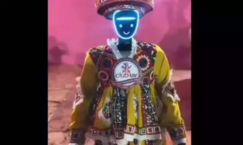 नवरात्रि में दिखा गजब का नजारा! इंसानों के बीच रोबोट ने खेला गरबा नवरात्रि में दिखा गजब का नजारा! इंसानों के बीच रोबोट ने खेला गरबा