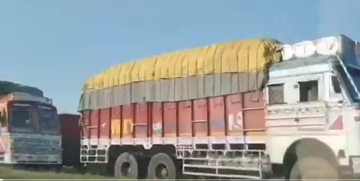 NH-44 पर लॉरी पलटी, भारी ट्रैफिक जाम लगा