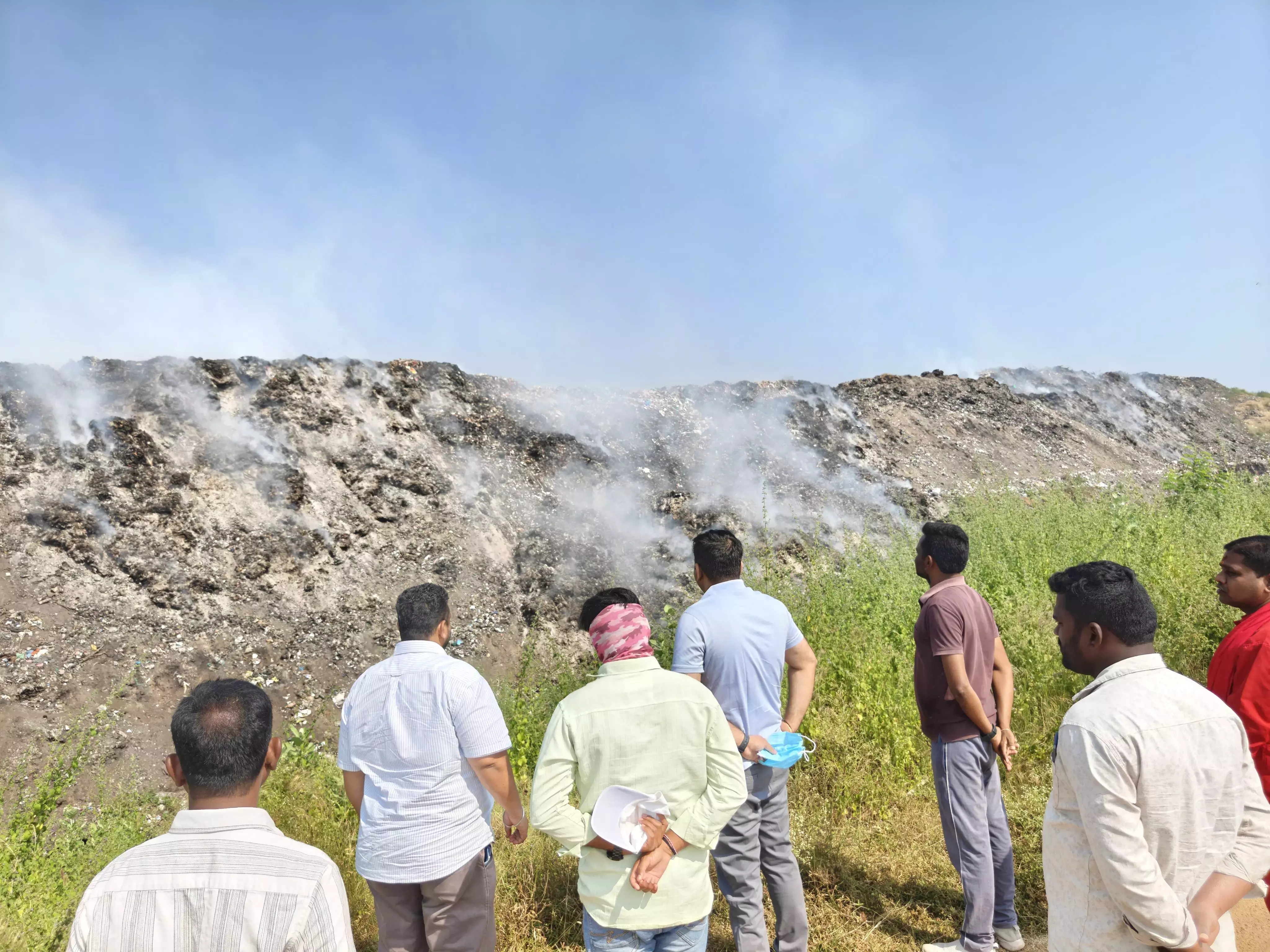 प्रफुल्ल देसाई ने करीमनगर में डंपिंग यार्ड का निरीक्षण किया और आग बुझाने के उपायों की निगरानी की