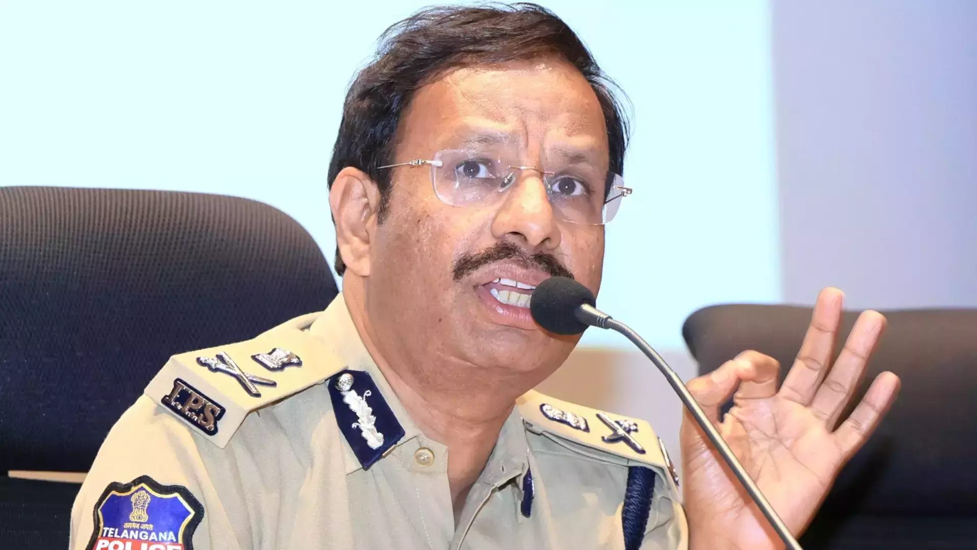 हेडफ़ोन लगाकर गाड़ी चलाना सड़क सुरक्षा के लिए गंभीर खतरा है: सज्जनार