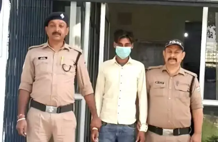 सात माह से फरार आरोपी गिरफ्तार, घोषित था पांच हजार का इनाम सात माह से फरार आरोपी गिरफ्तार, घोषित था पांच हजार का इनाम
