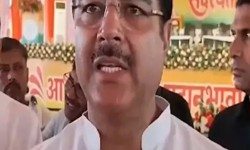 UP  में सपा को बड़ा झटका तीन बागी विधायकों ने थामा BJP का दामन