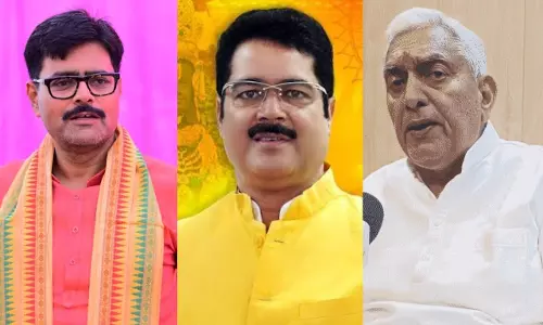 UP में सपा के 3 बागी विधायक BJP में शामिल, स्मृति ईरानी और पंकज चौधरी ने किया स्वागत