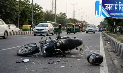 कार को धक्का लगा रहे जीजा-साले को कैंटर ने कुचला