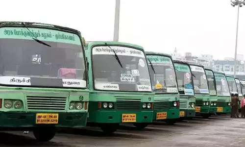 TNSTC के रिटायर हो चुके कर्मचारियों ने कई मांगों को लेकर प्रदर्शन किया