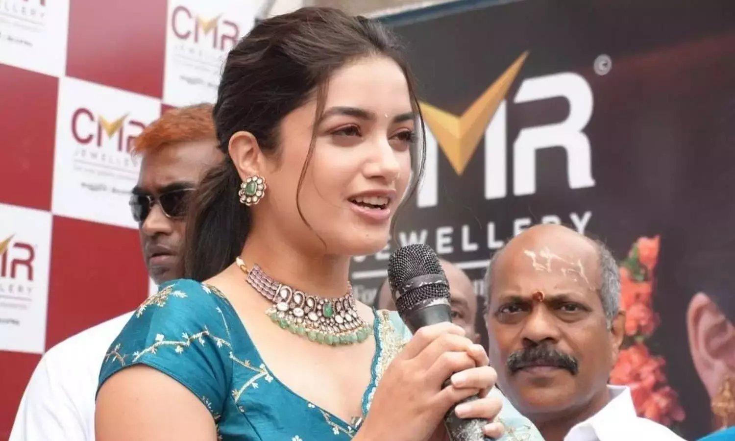 Tamil Nadu: CMR ने गजुवाका में सबसे बड़ा ज्वेलरी शोरूम खोला Tamil Nadu: CMR ने गजुवाका में सबसे बड़ा ज्वेलरी शोरूम खोला
