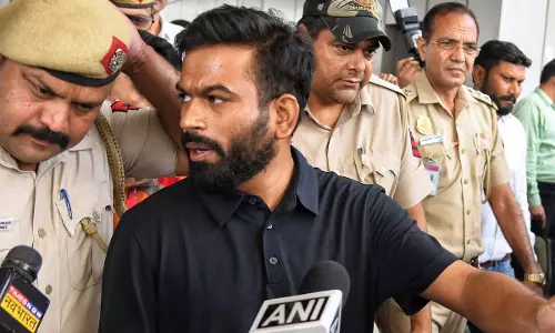 IGI एयरपोर्ट पर कॉकरोच अभिजीत दीपके का विरोध IGI एयरपोर्ट पर कॉकरोच अभिजीत दीपके का विरोध