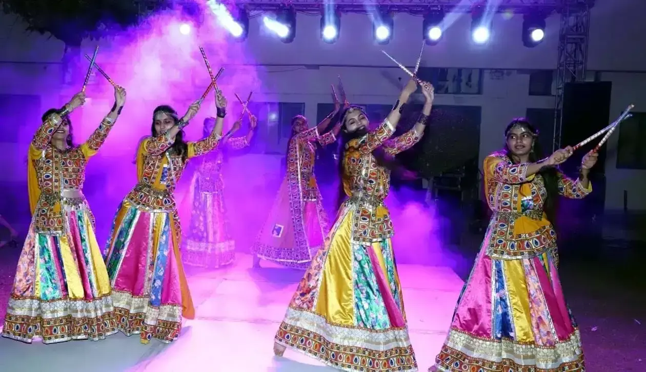 जीजेयू की 1800 छात्राओं ने डांडिया नाइट में बढ़ाई रौनक