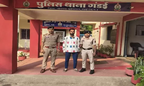 CG में सट्टेबाजी पर पुलिस का शिकंजा, सट्टा पट्टी और नगदी जब्त, आरोपी गिरफ्तार CG में सट्टेबाजी पर पुलिस का शिकंजा, सट्टा पट्टी और नगदी जब्त, आरोपी गिरफ्तार