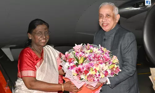 विजयवाड़ा पहुंचीं राष्ट्रपति द्रौपदी मुर्मू, राज्यपाल एस. अब्दुल नजीर ने किया स्वागत विजयवाड़ा पहुंचीं राष्ट्रपति द्रौपदी मुर्मू, राज्यपाल एस. अब्दुल नजीर ने किया स्वागत