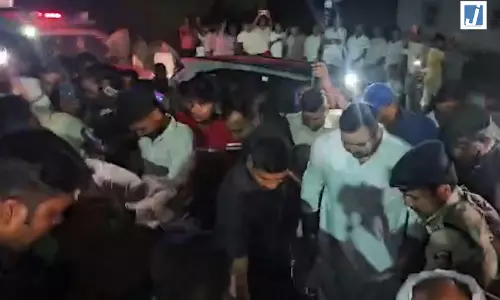 नाव हादसे के पीड़ित परिवारों से मिले तेजस्वी यादव, बच्चों की मौत पर जताया गहरा दुख नाव हादसे के पीड़ित परिवारों से मिले तेजस्वी यादव, बच्चों की मौत पर जताया गहरा दुख