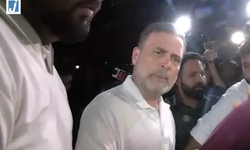 इंडिया गेट पर धरने पर बैठा अंकिता का परिवार, मिलने पहुंचे राहुल गांधी
