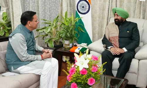 लोकभवन पहुंचे CM पुष्कर सिंह धामी, राज्यपाल गुरमीत सिंह से की शिष्टाचार मुलाकात