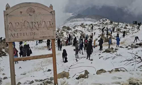 कश्मीर में बर्फबारी का खूबसूरत नजारा गुलमर्ग में पर्यटकों ने जमकर की मस्ती