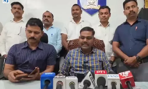 बुजुर्ग यात्रियों से सोने के गहने चुराने वाले दो आरोपी गिरफ्तार, क्राइम ब्रांच की कार्रवाई