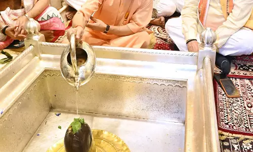 CM योगी ने किए बाबा विश्वनाथ के दर्शन  विधि विधान से की पूजा अर्चना