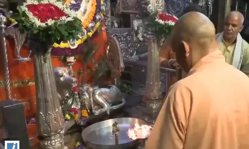 वाराणसी में बाबा विश्वनाथ के दरबार पहुंचे CM योगी