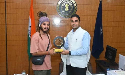 देशभर मे पदयात्रा करने वाले सौरभ देवांगन का कलेक्टर कुलदीप शर्मा ने किया सम्मान