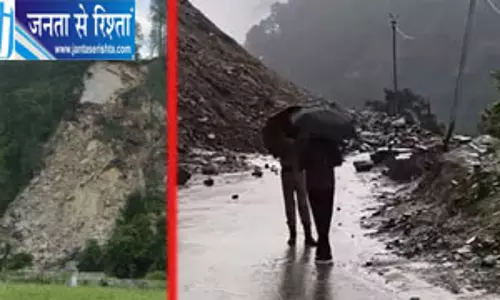 जम्मू-कश्मीर में भूस्खलन, हाईवे पर आवाजाही ठप जम्मू-कश्मीर में भूस्खलन, हाईवे पर आवाजाही ठप