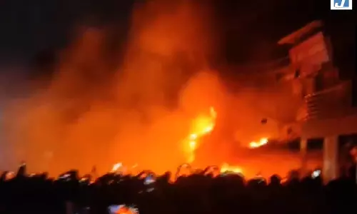 FIRE BREAKING: ट्रांसफॉर्मर में भीषण आग, धमाके के बाद बाजार में अफरा-तफरी FIRE BREAKING: ट्रांसफॉर्मर में भीषण आग, धमाके के बाद बाजार में अफरा-तफरी