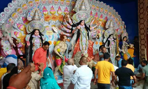 बंगाल की जेलों में दुर्गा पूजा की धूम, महिला कैदियों को नई साड़ी बंगाल की जेलों में दुर्गा पूजा की धूम, महिला कैदियों को नई साड़ी