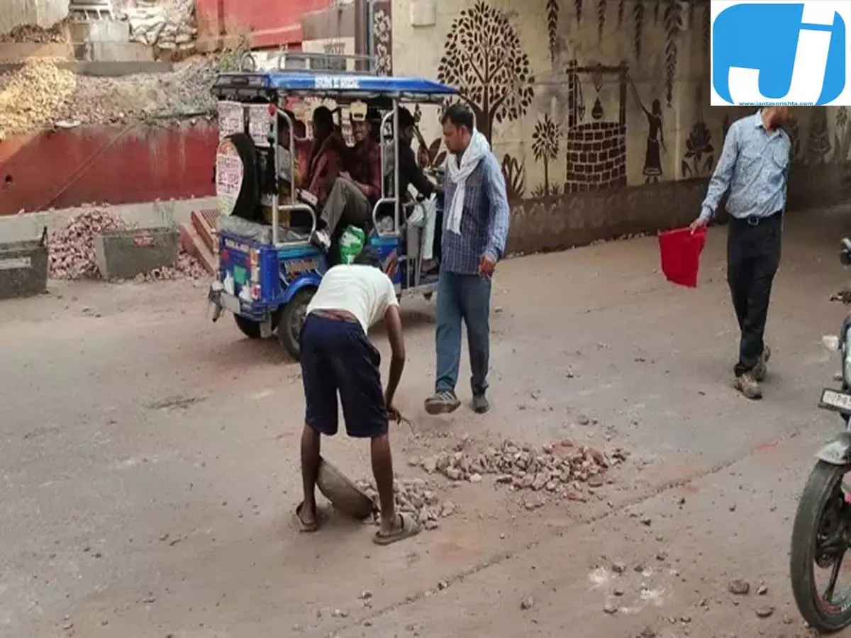 भूतेश्वर अंडरपास पर अचानक गिट्टियों की ‘बरसात’, बड़ा हादसा टला, आधे घंटे लगा जाम भूतेश्वर अंडरपास पर अचानक गिट्टियों की ‘बरसात’, बड़ा हादसा टला, आधे घंटे लगा जाम