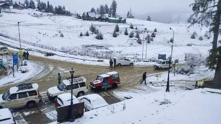 कश्मीर के पहाड़ बर्फ से ढके, मैदानी इलाकों में तेज बारिश कश्मीर के पहाड़ बर्फ से ढके, मैदानी इलाकों में तेज बारिश
