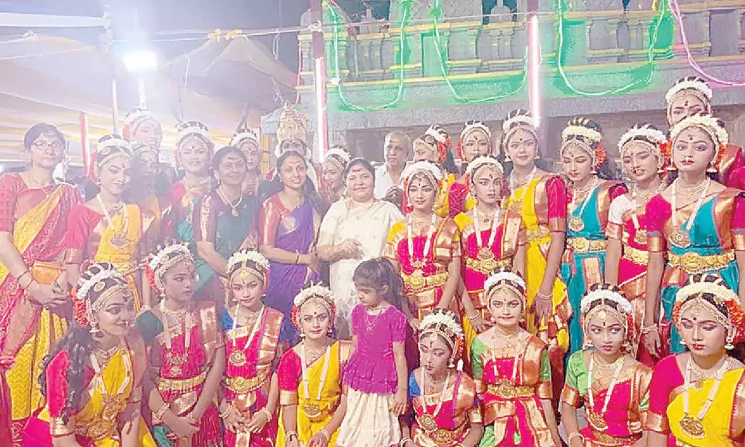 नैनी नीलिमा ने भद्रकाली मंदिर में पूजा की नैनी नीलिमा ने भद्रकाली मंदिर में पूजा की
