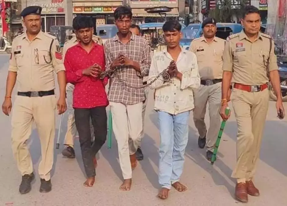 गणेश विसर्जन के दौरान किया था बवाल, तलवार लहराने वाले 3 आरोपी गिरफ्तार गणेश विसर्जन के दौरान किया था बवाल, तलवार लहराने वाले 3 आरोपी गिरफ्तार